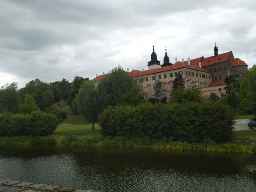 pohled na prostor přes řeku