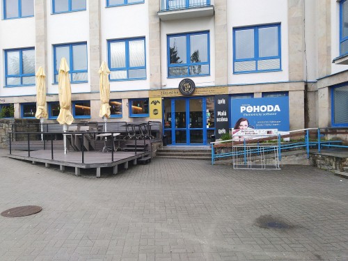pohled na vstup na scénu přes hospodu (květen 2025) pohled na vstup na scénu přes hospodu (květen 2025)