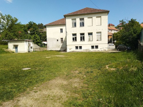 pohled na budovu školy v areálu (květen 2025) pohled na budovu školy v areálu (květen 2025)